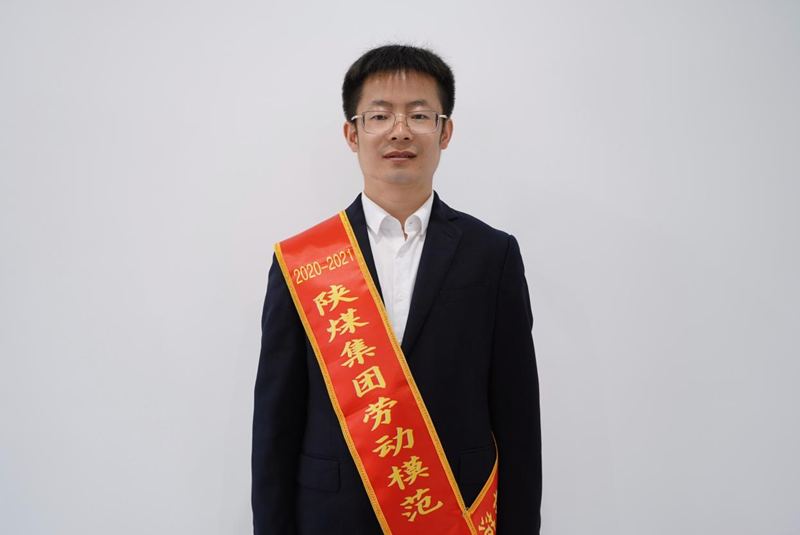 征途漫漫唯有奮斗 功業颯颯來自革新——記陜煤集團2020-2021年度勞動模范姚雷-1.png