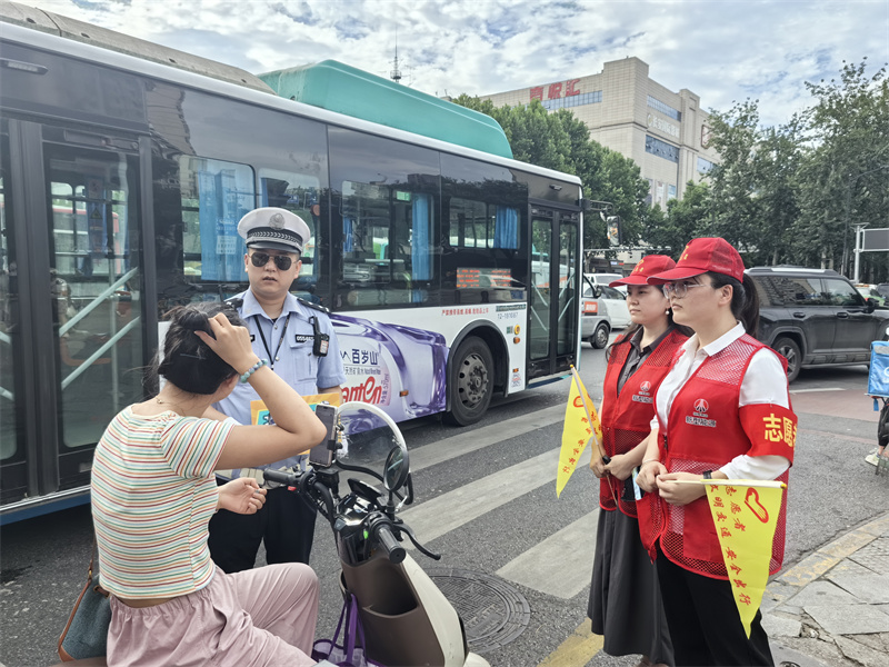 新型能源公司聯(lián)合陜煤集團(tuán)文明辦開展交通文明勸導(dǎo)志愿服務(wù)活動